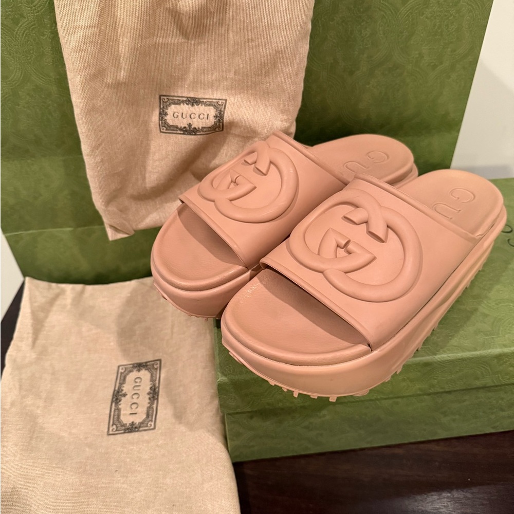 Gucci interlocking G logo rubber slides tan